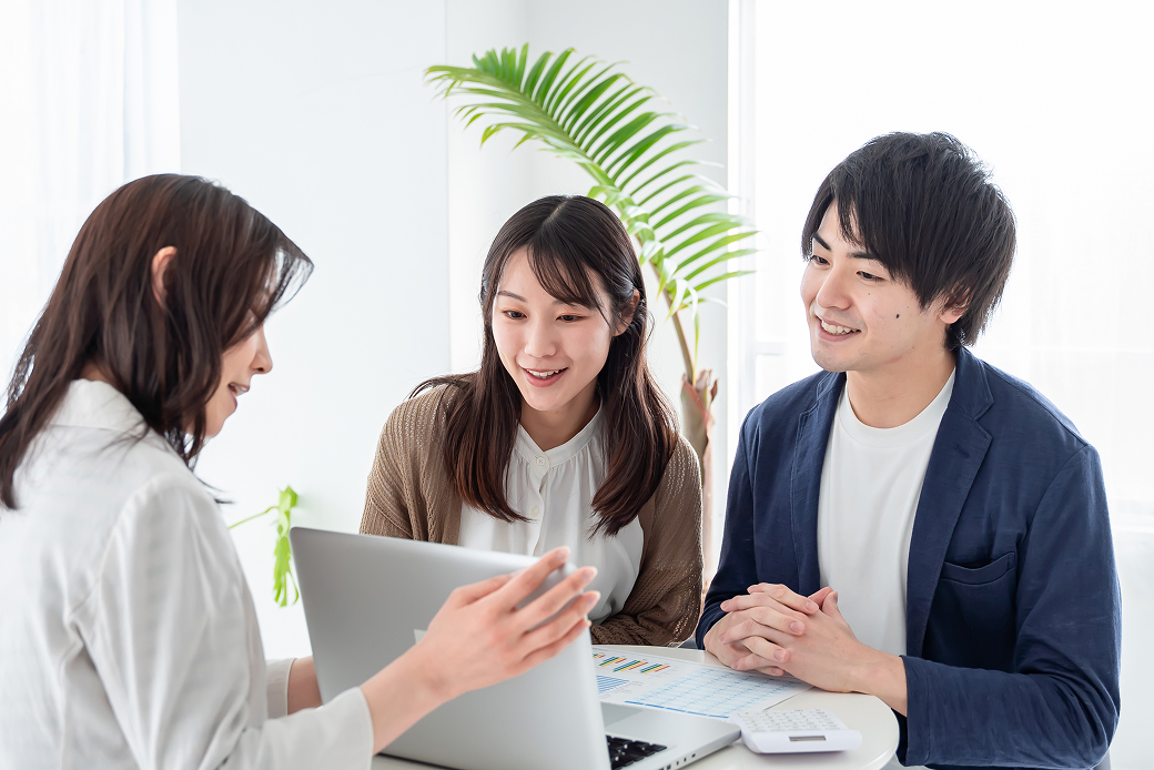 不動産会社で相談するご夫婦